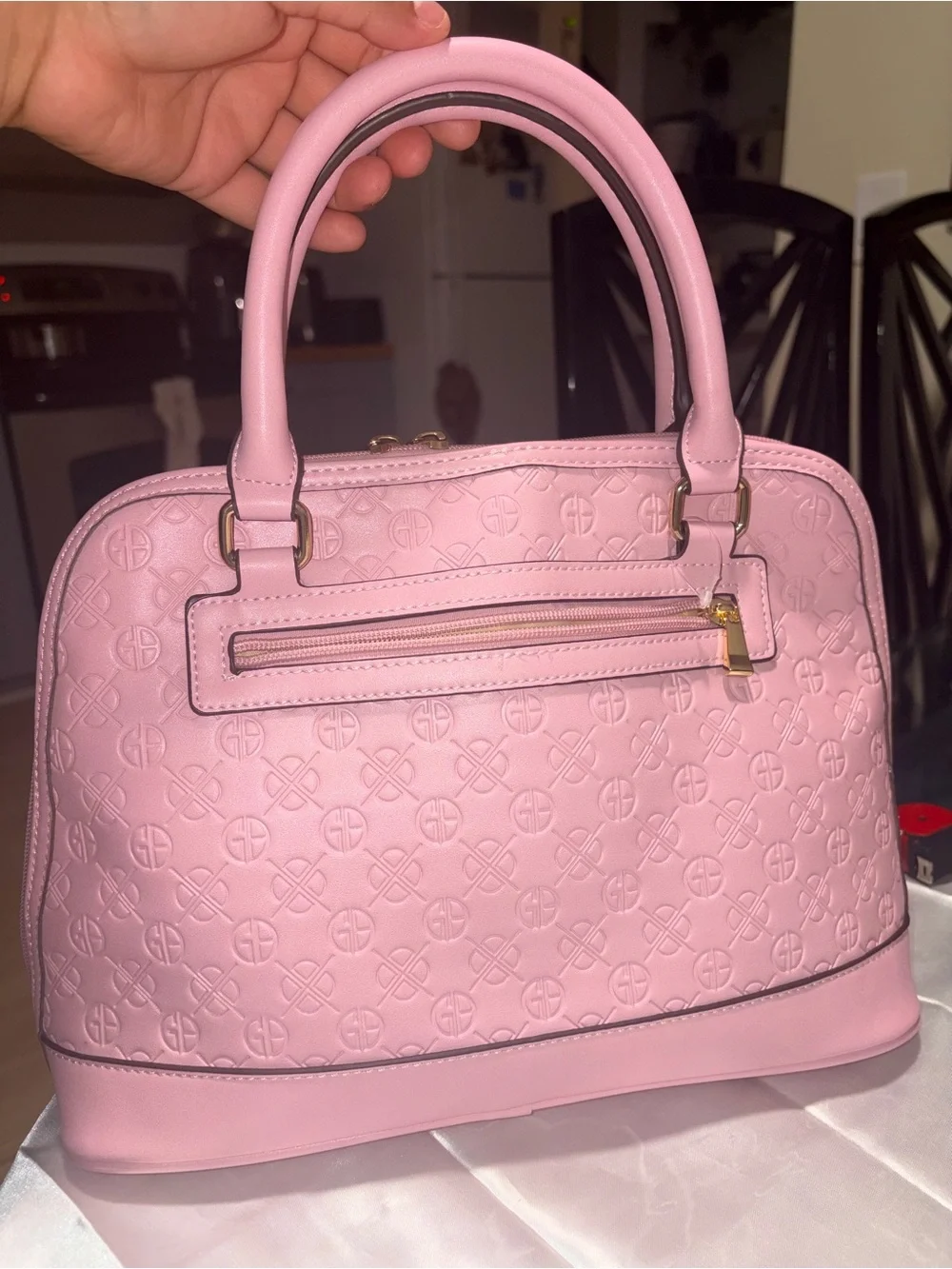 A pink dome-type handbag Giani Bernini